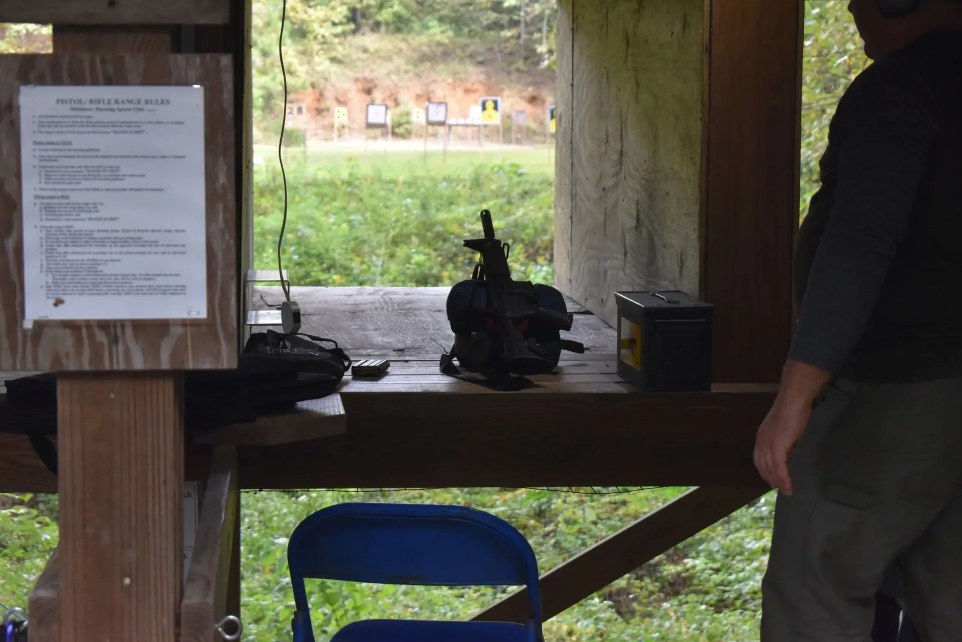 Range rules posted at a firing point
